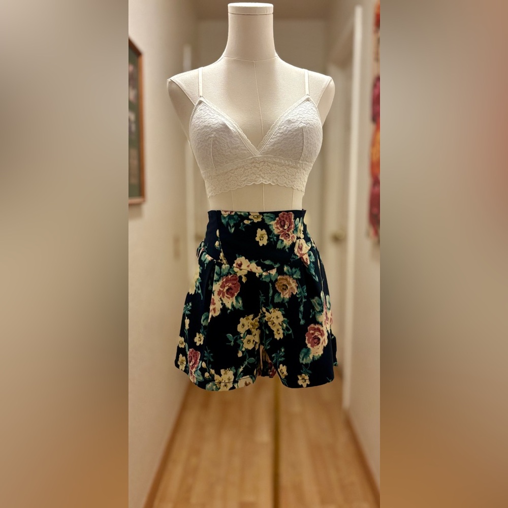 *NWT* Incase Floral shorts sz M